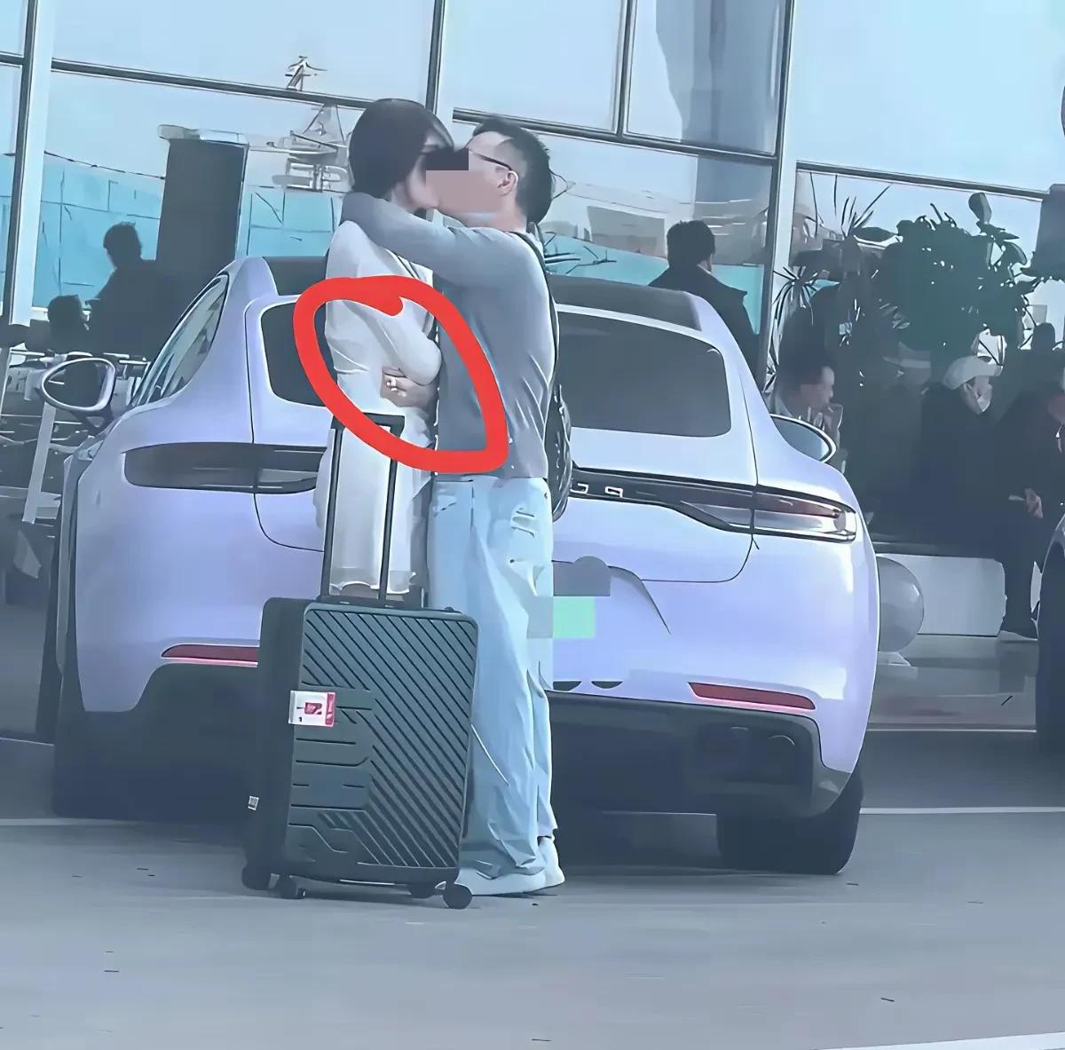 女人的动作，说明了一切。