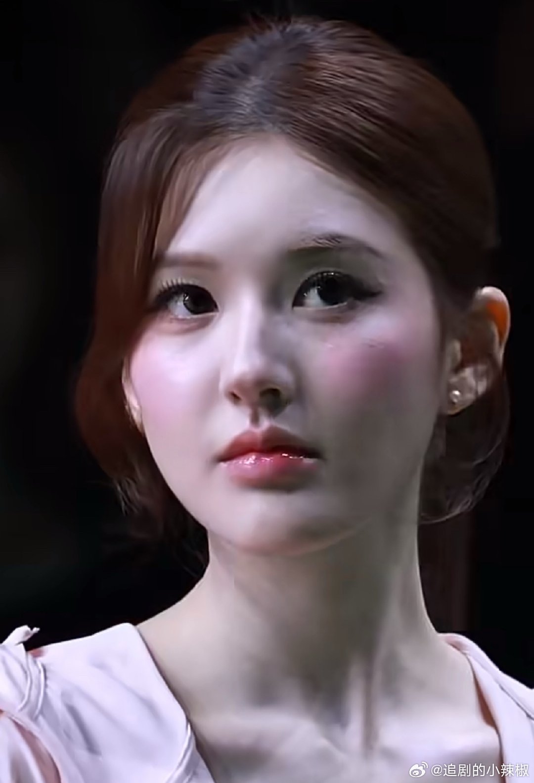 赵露思怼脸镜头，这图生到毛孔都看得见