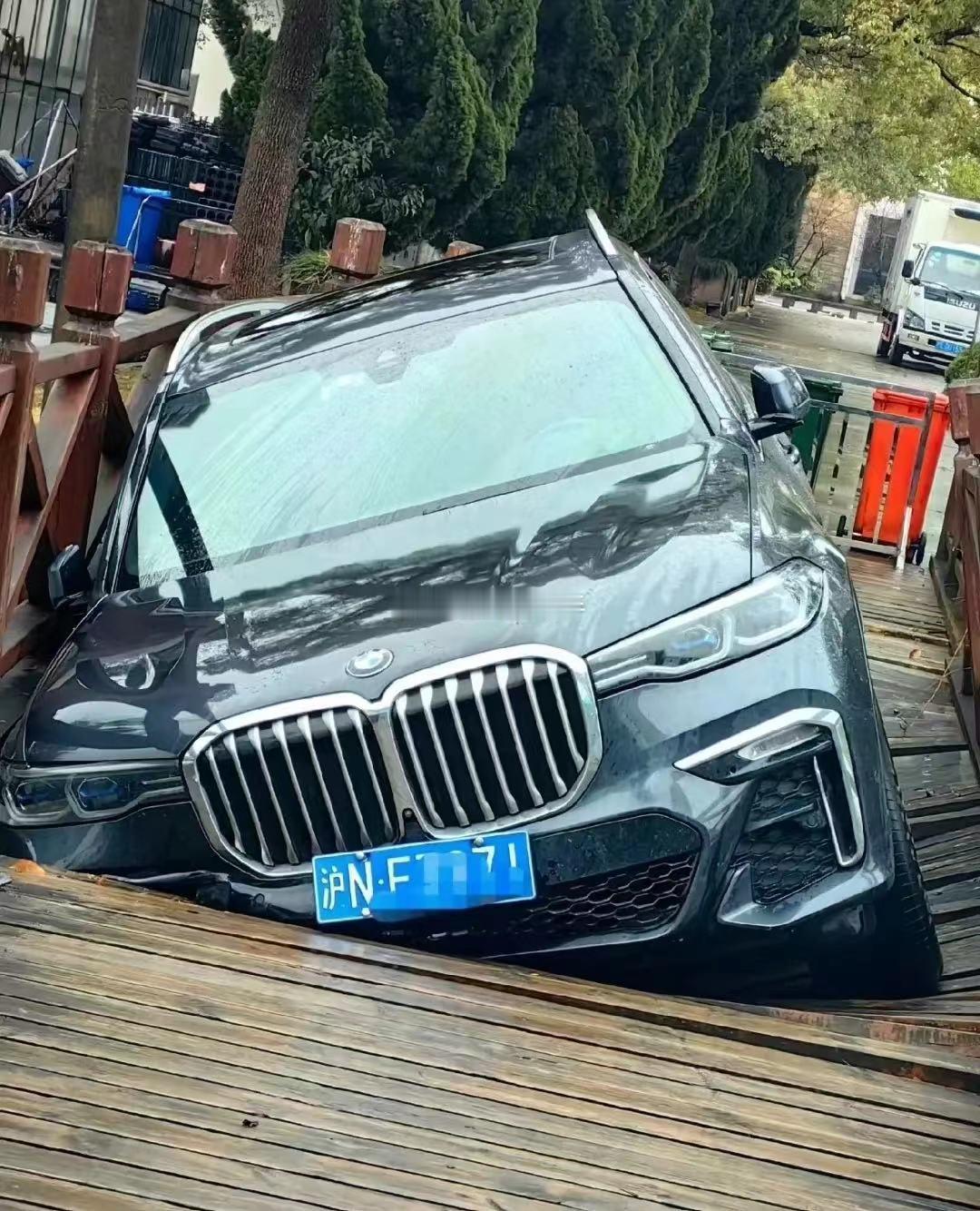 这起事故宝马赔桥梁修复???还是桥梁权属方赔宝马啊???海阔试车超话