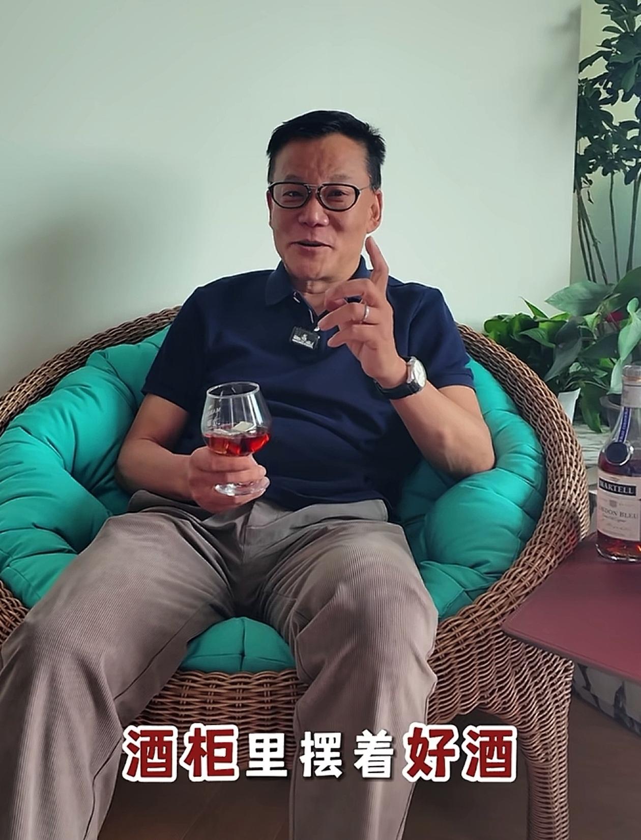 李国庆不愧是北大的高材生，直播卖红酒也能说的这么有情怀，难怪张丹红在他面前就像小