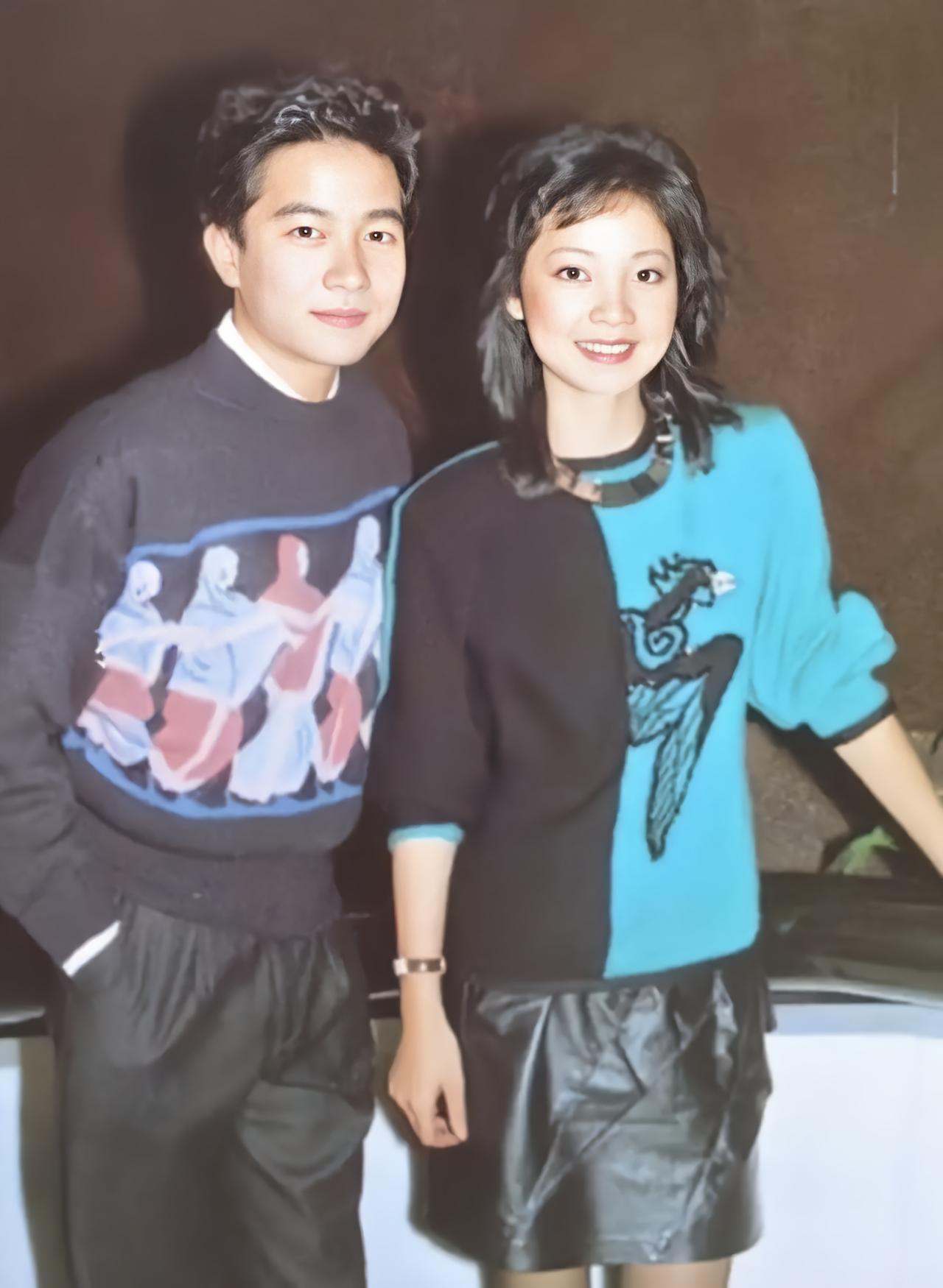 陈百强与邓丽君珍贵留影，时间43年前。那时候的他们都是20出头的年轻人，颜值巅峰