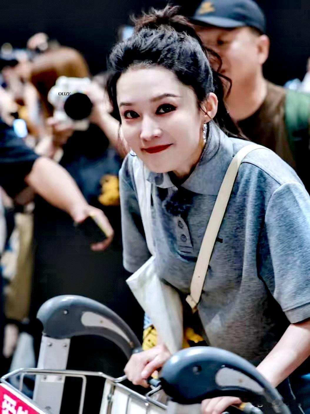 10月7日，李沁这次真弯腰了！花光了17年积攒的人脉，舍下脸面做剧宣，她跟薛宝钗