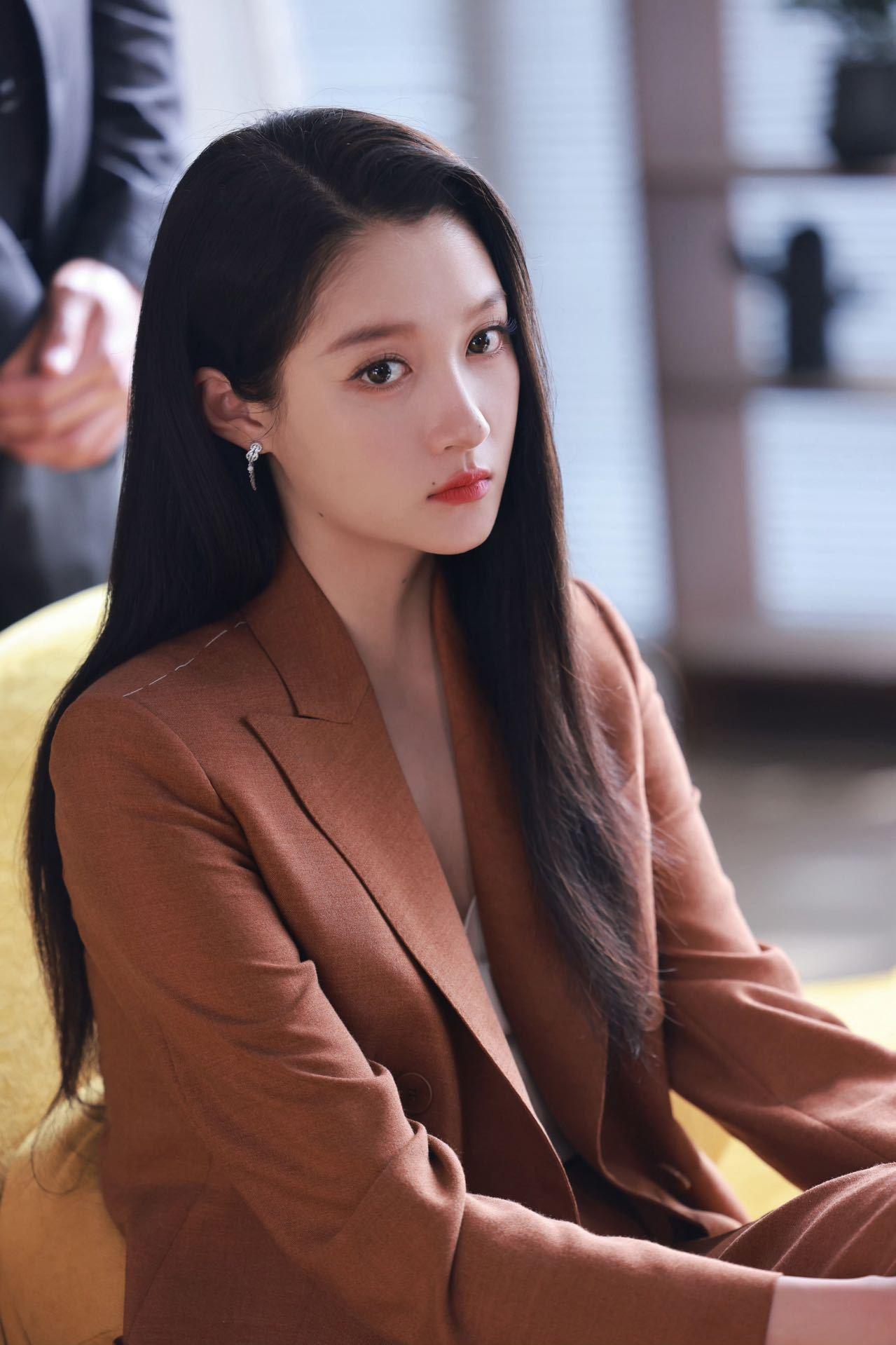 关晓彤女总裁look关晓彤这一身西服真是绝了，走路带风，霸气侧漏。要是能做她