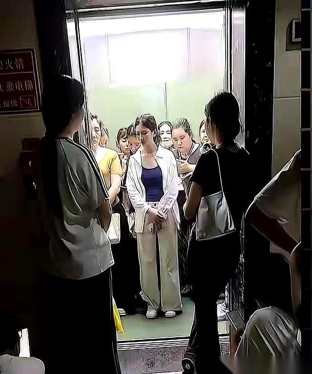 最近，几段从高校里流出来的现场经历，把一层窗户纸彻底捅破了：那些原本习惯性给别人