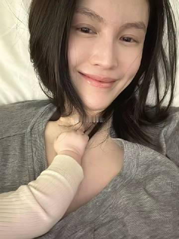 何穗天生冷白皮，儿子也遗传了她的好肤质