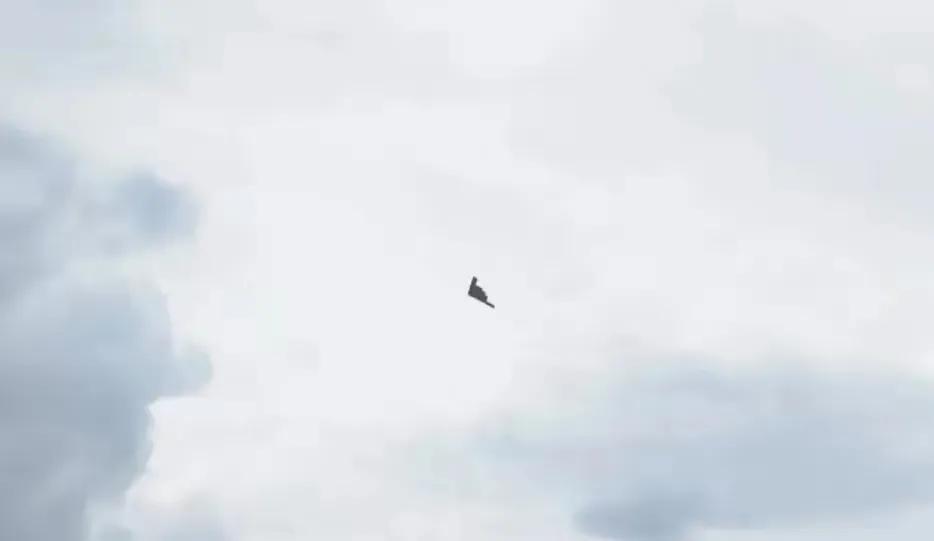 马来西亚上空的大型飞翼布局飞行器是中国的隐身轰炸机？近日外媒《Defences