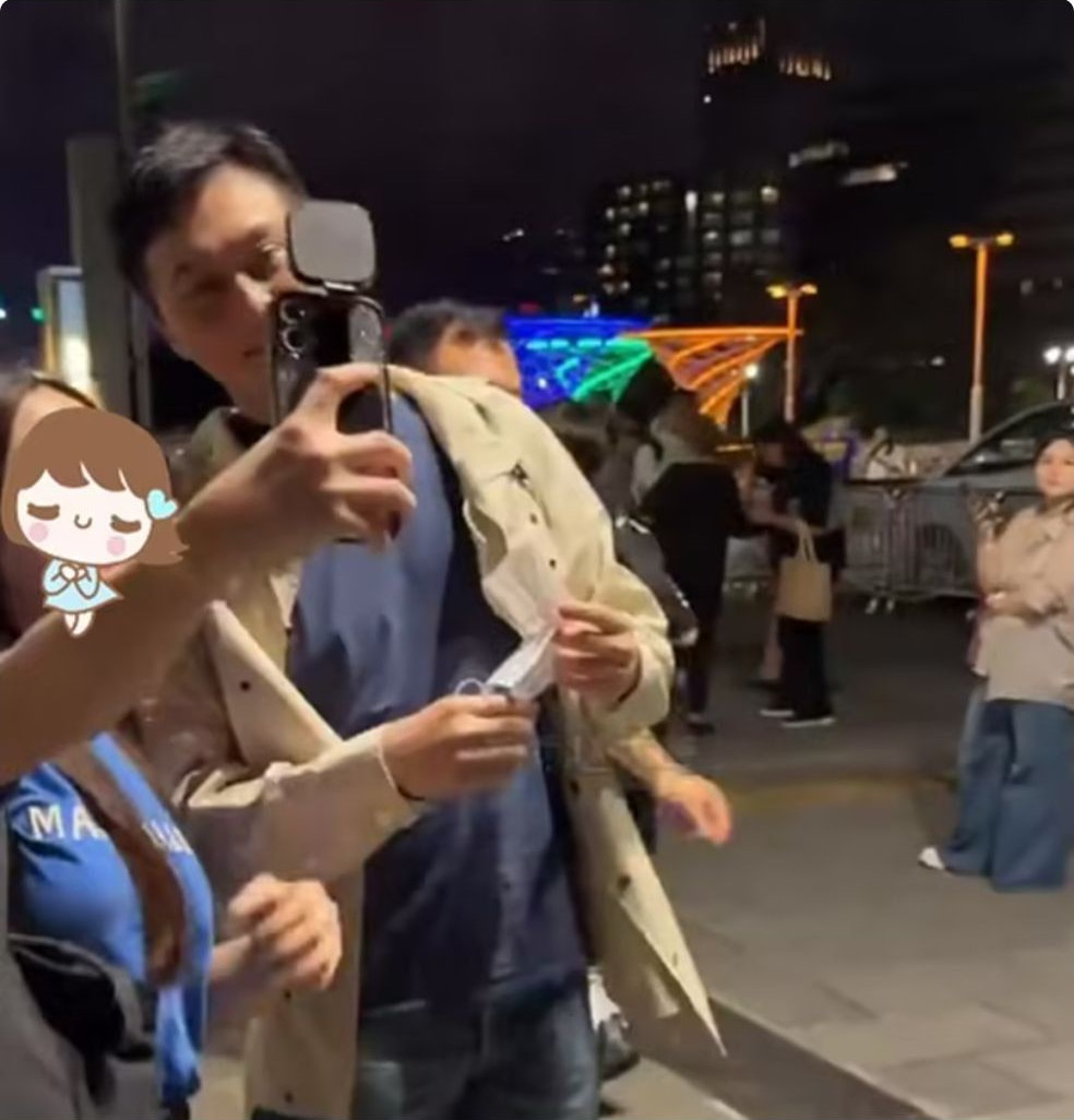 张智霖带儿子看演出，魔童面对镜头眼神躲闪，个头很高但体态不好