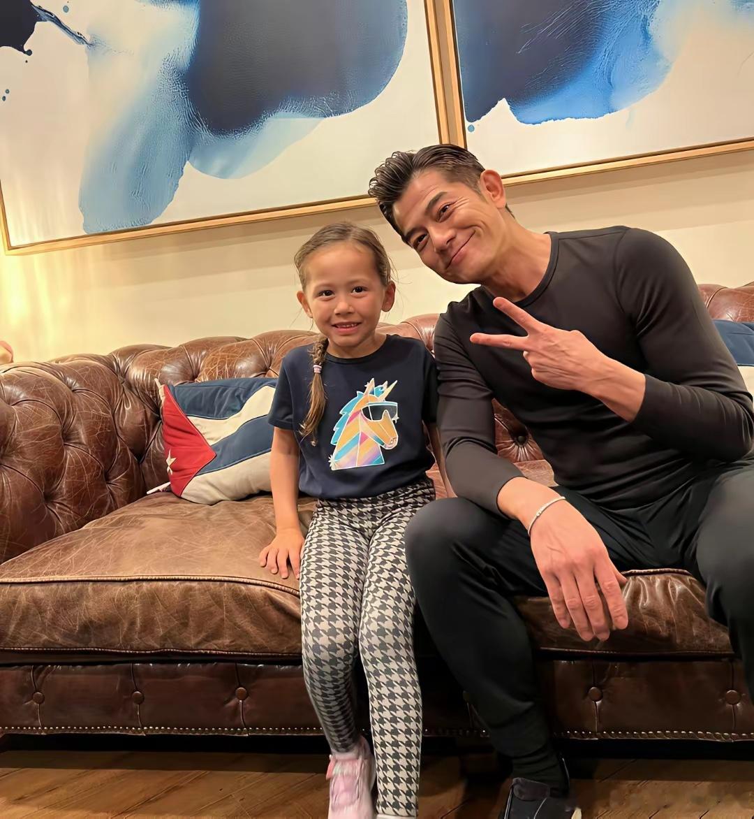 郭富城到女排队员马蕴雯家里做客，他梳着油头，看起来很有型，身材没有发福，也没有老