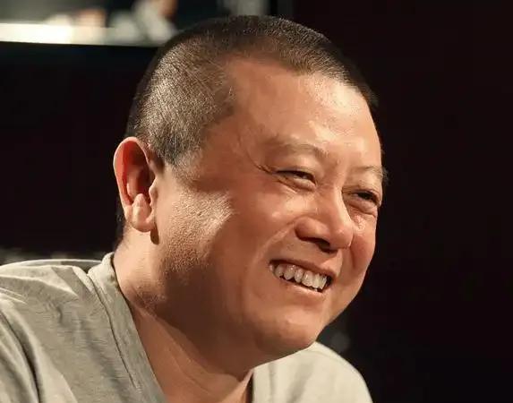 王朔阔别18年首度现身，引发关注。采访里他感慨，人活到最后，只能为自己写一段话。