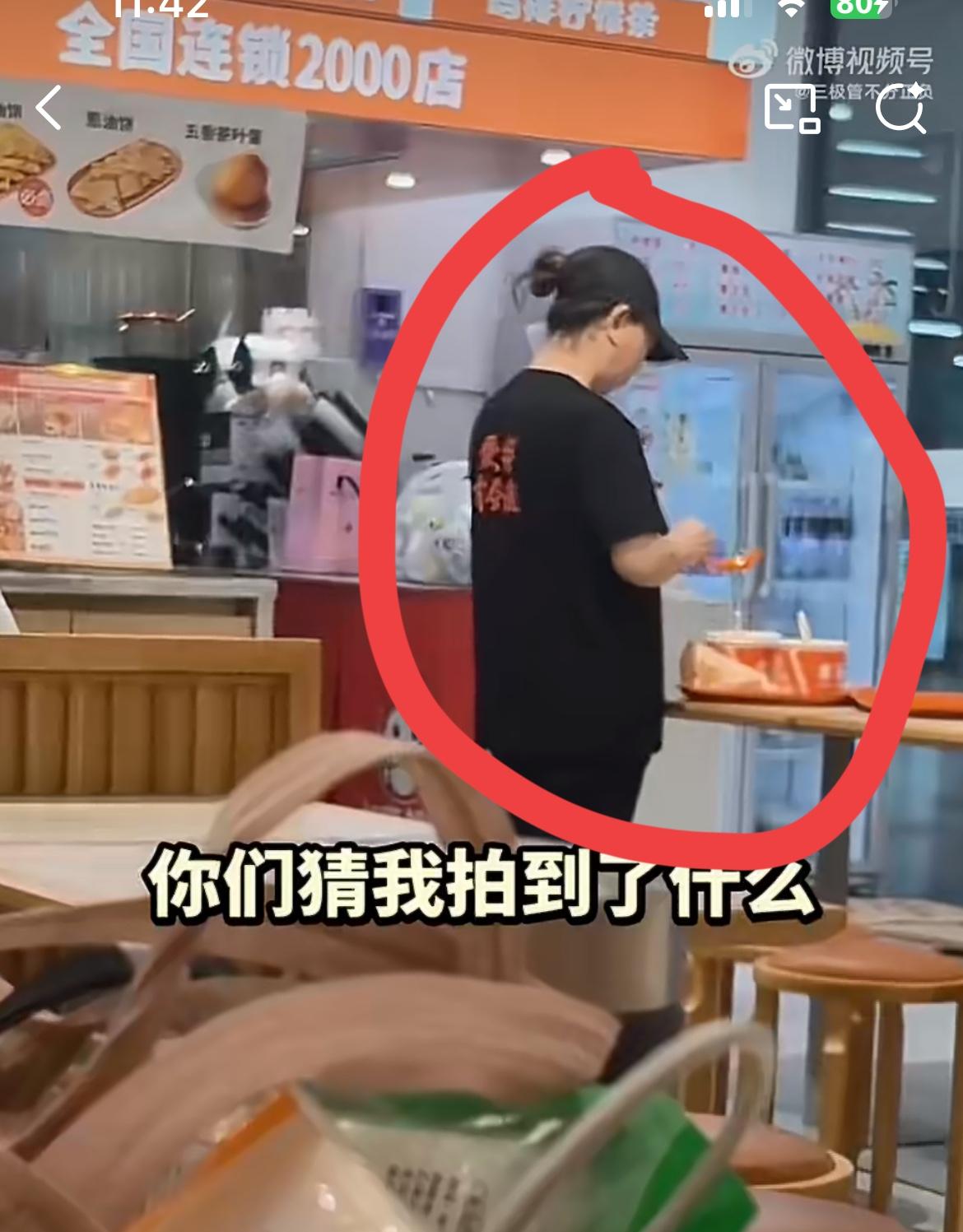 武汉武昌火车站一馄饨店的恶心一幕，只见一名女店员把顾客用过的勺子用纸巾简单擦了一