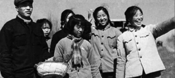 1977年秋，知青王建全因招工要去体检，他叫上女知青杜玉娟，知青点就剩他们两人，