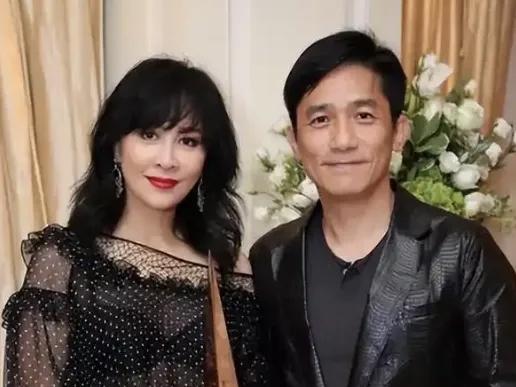 59岁的刘嘉玲不生育，其实只为一个人。她估计也想不到，在节目中会被何赛飞问起