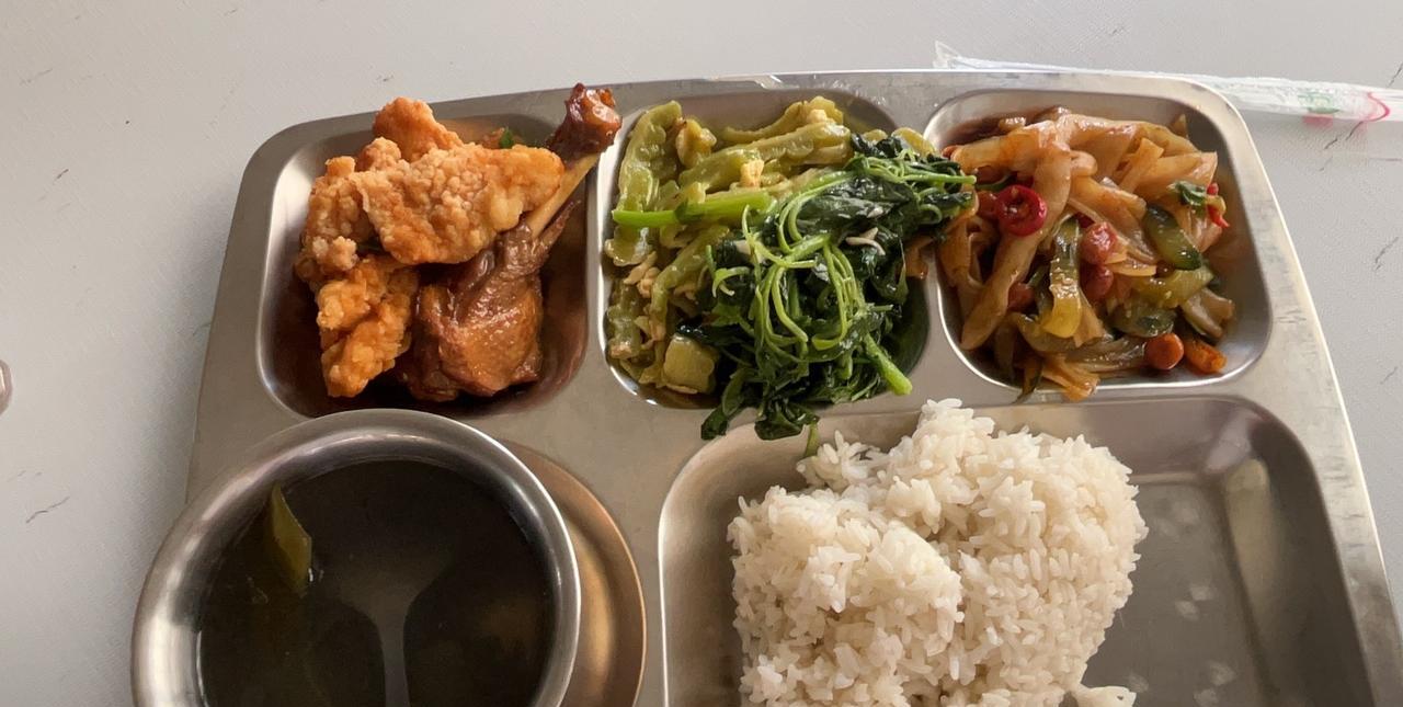 简简单单一餐，这是食堂的饭菜，一份12元，自助打菜，想打多少都可以，大家觉得贵吗