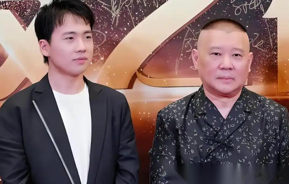郭德纲在直播间甩出那句让导演跪着等我的时候，郭麒麟那边的沉默，比任何回应都响。你品品这个画面：老子在