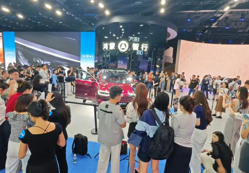 8月29日上午开幕的成都车展太有意思了！成百上千个媒体争先恐后前去，拍摄记录了有