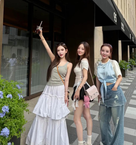 李小璐和网红闺蜜一起逛街聚餐，穿着黑色超短裙，依旧少女感满满！