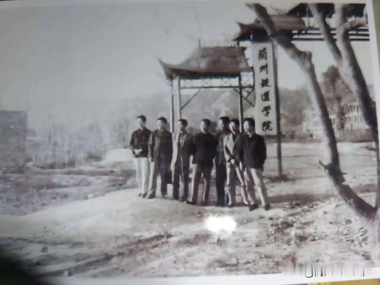 1959年，兰州交通大学建校之初的大门！这两张照片都是，上世纪九十年代之前，兰州