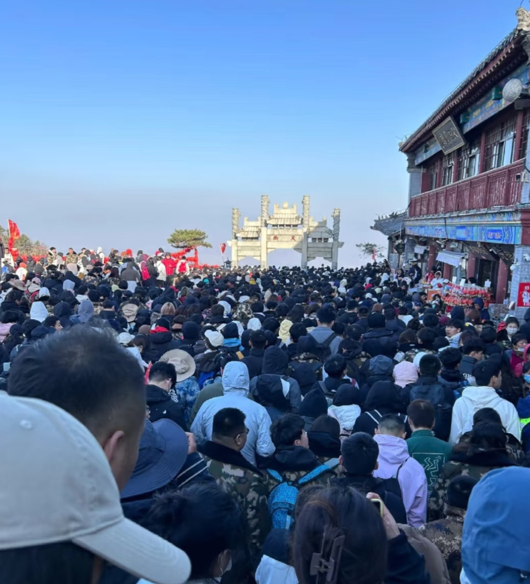 泰山回来我才明白的一件事！没有平时没有运动过的人爬上去要8到12个小时！你是不知