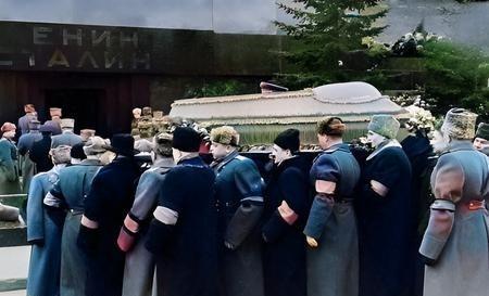 1953年3月5日，苏联铁腕领袖斯大林去世。不料，仅仅21天后，斯大林的儿子瓦西