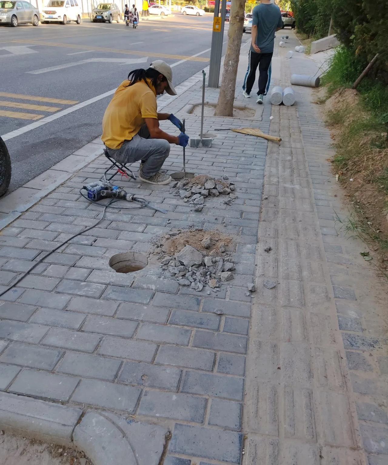 办法总比问题多。7月5日，坐标西安。这是我刚刚拍摄的几张图片，发现治理车乱停乱