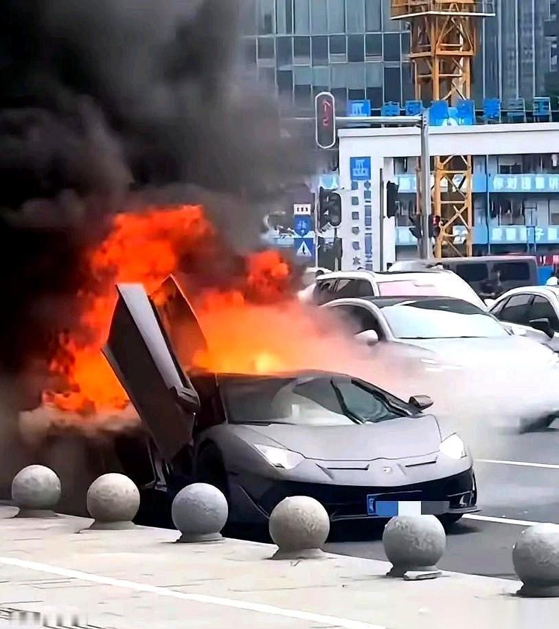 一台全球限量900台的兰博基尼SVJ，在广州街头烧成了一副黑骨架。但最要命的，