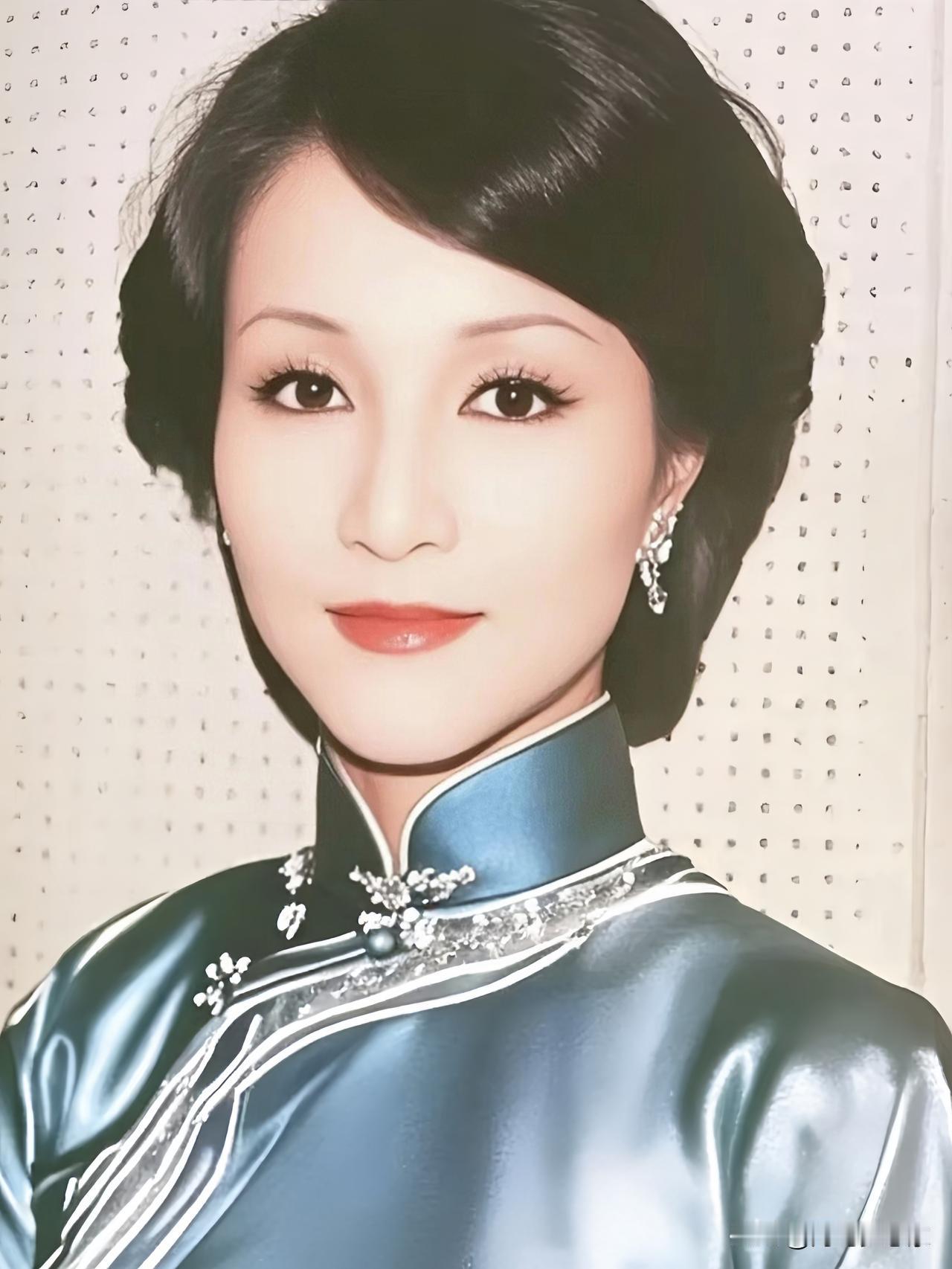狄波拉原名李敏仪，1951年生于香港。说出来你可能不信，这位后来风光无限的港姐冠