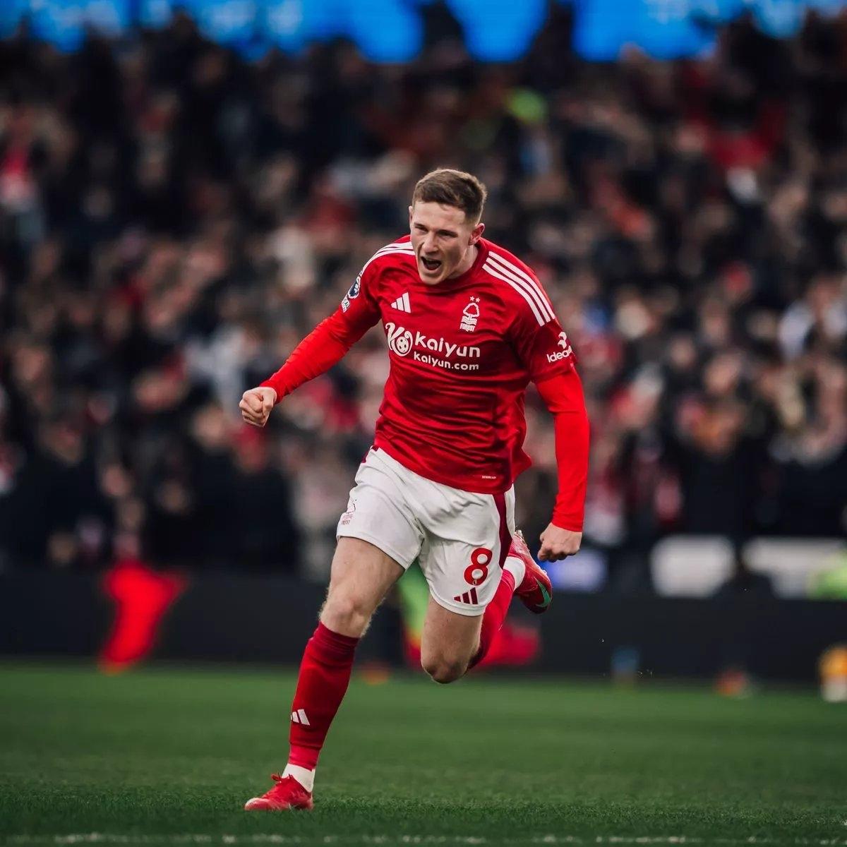 曼联和阿莫林始终认为卡洛斯·巴莱巴是他们计划中的理想中场球员。但安德森在英格兰