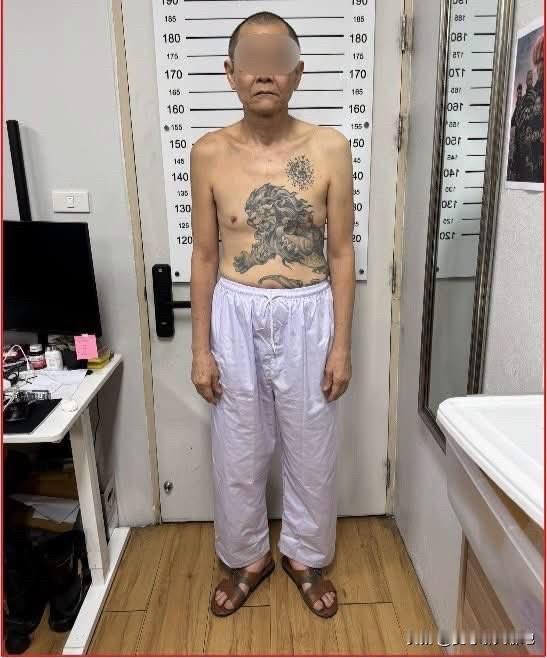 从昨天到今天，泰国的社交媒体上充斥着这位和尚和女居士的故事，挺惊悚的。根据泰