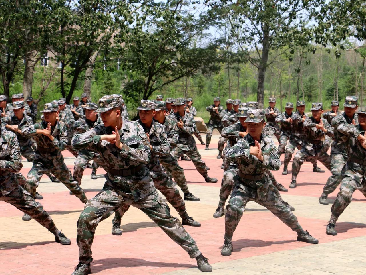 总有人随口说在部队干满十二年，回来了政府就会给安排工作，很稳当。说这话的人，估计