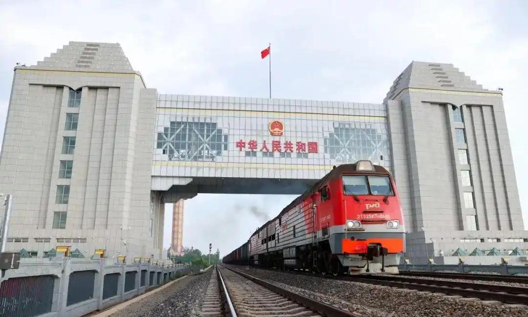 不吐不快我国铁路采用1435毫米国际标准轨距，蒙古国采用1520毫米宽轨轨距。