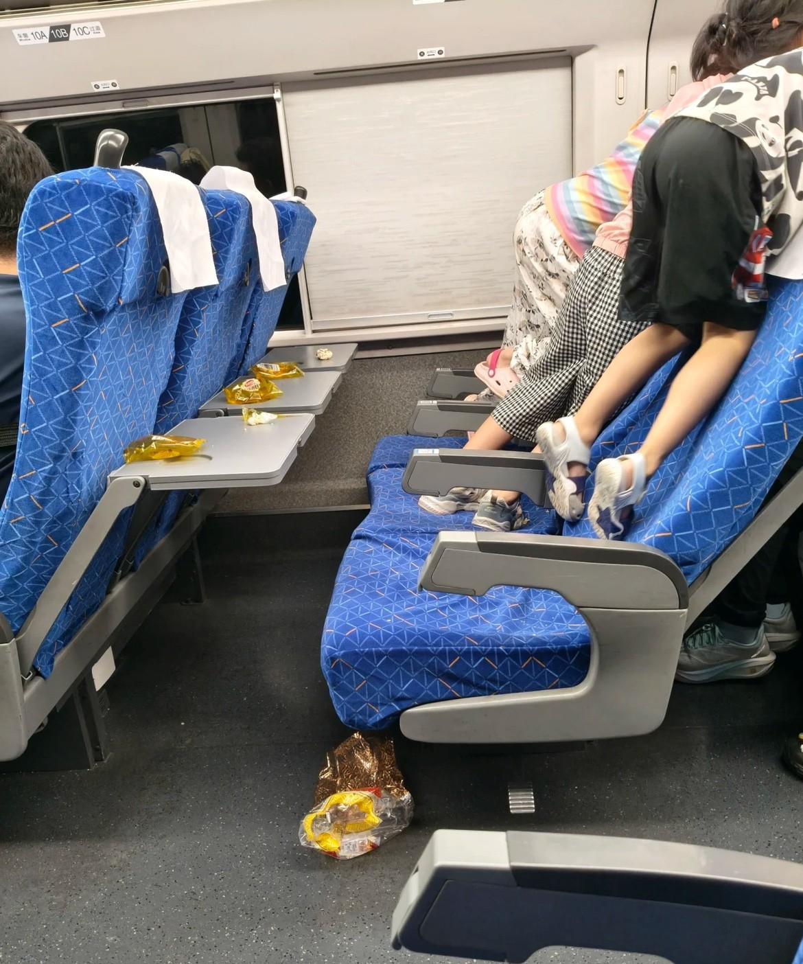 今天坐高铁，遇到一件无法理解的事，大家来评评。这种情况能投诉吗？一家长带三小孩