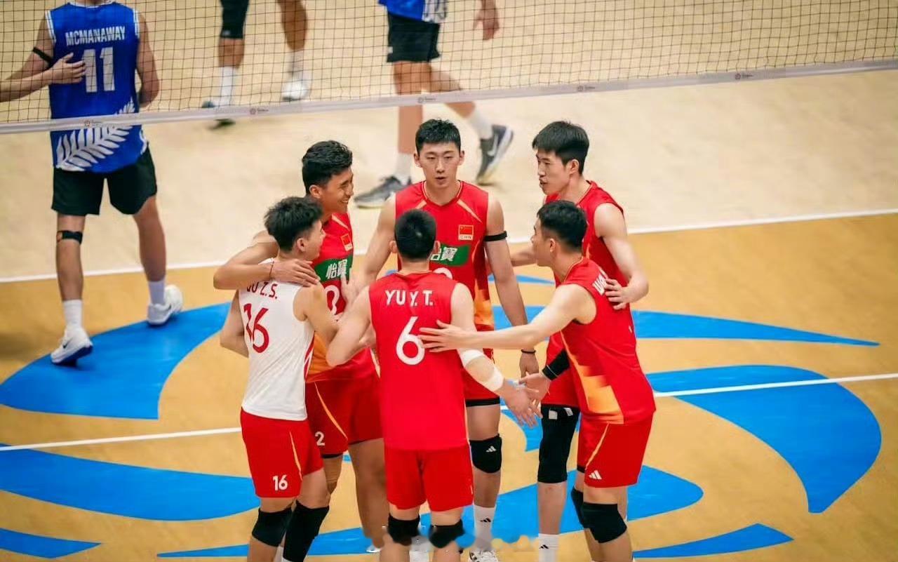 韩乔生点评中国男排：真拼啊！从落后到胶着，从失误到调整，队员们一分一分咬回来。3