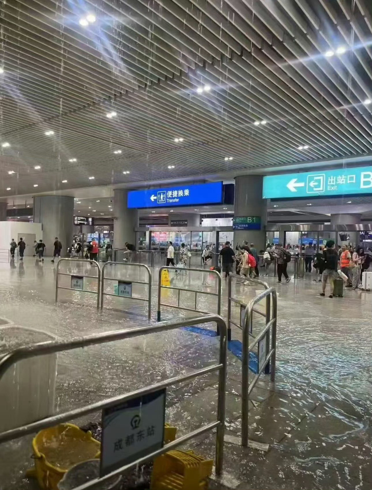 成都暴雨我的天呐！成都暴雨这么大吗？东站直接变码头，外面路上还能划船[捂脸哭]