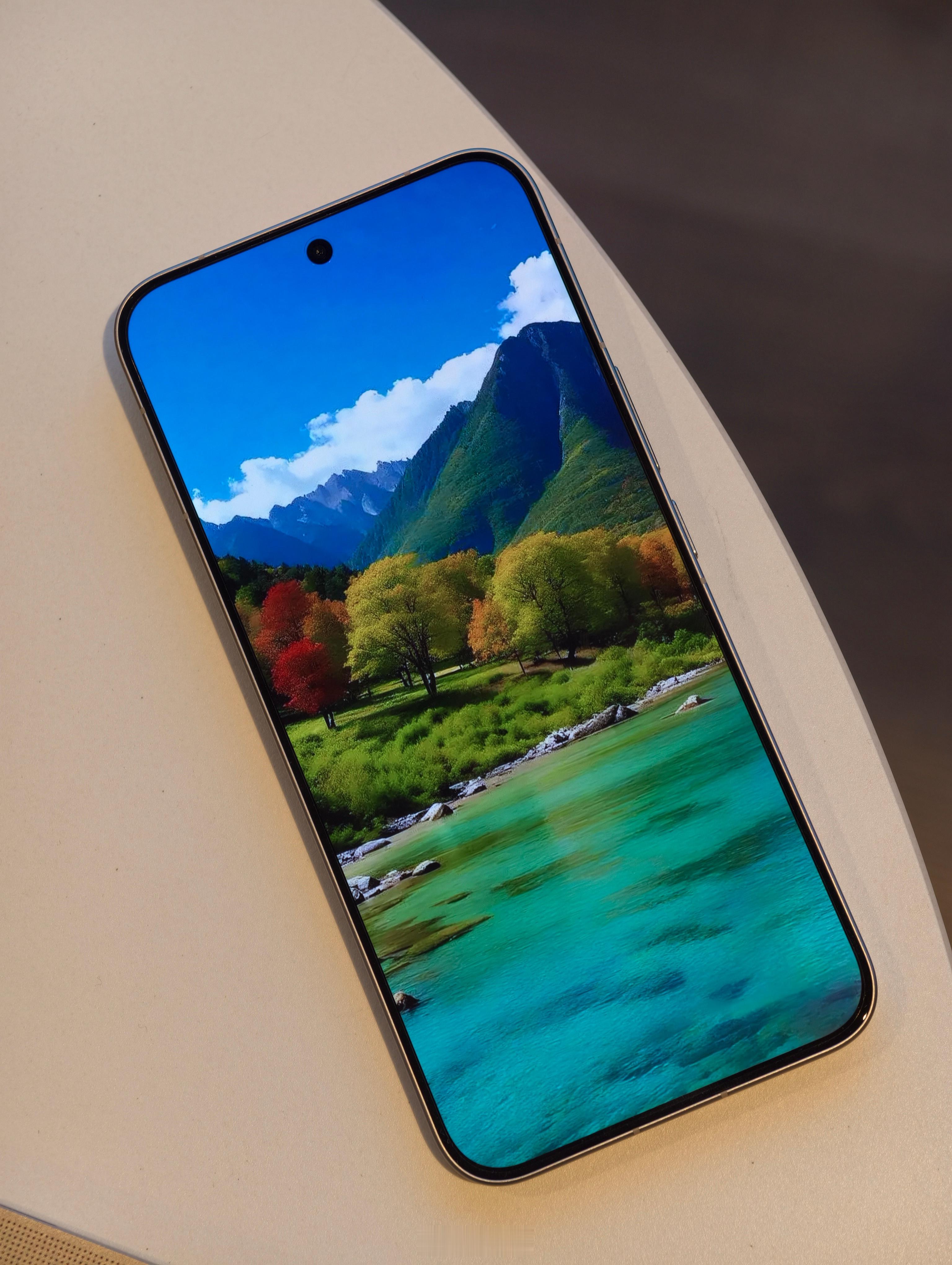 这次iQOO16的屏幕确实挺强的，M16发光材料、2KLEAD、165Hz、1.24倍的P3…我分别
