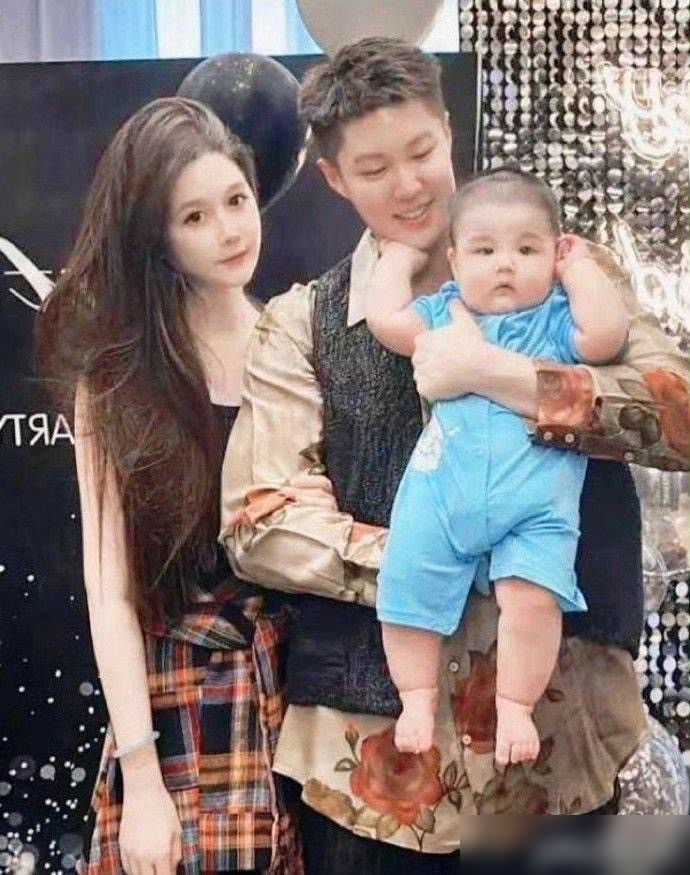 赵本山当初指着鼻子骂涂脂抹粉不像男人的女婿，现在跟球球直播互怼一个精明一个坏。两口子管自己叫精坏组合