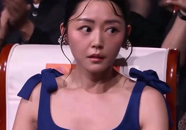 拿了百花奖影后，卫诗雅的反应太不一样了！换别的女演员要么惊喜落泪要么从容致谢，她