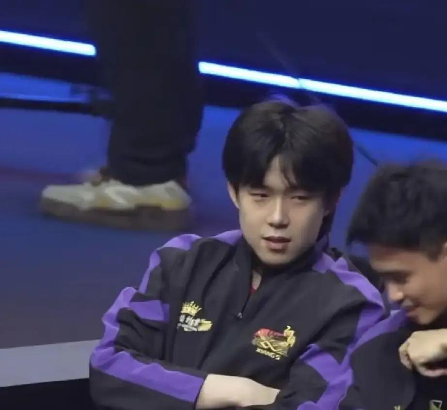 王楚钦被大屏怼脸拍，粉丝尖叫到破音，他赛后第一句话：镜头比对手还难打。沙特