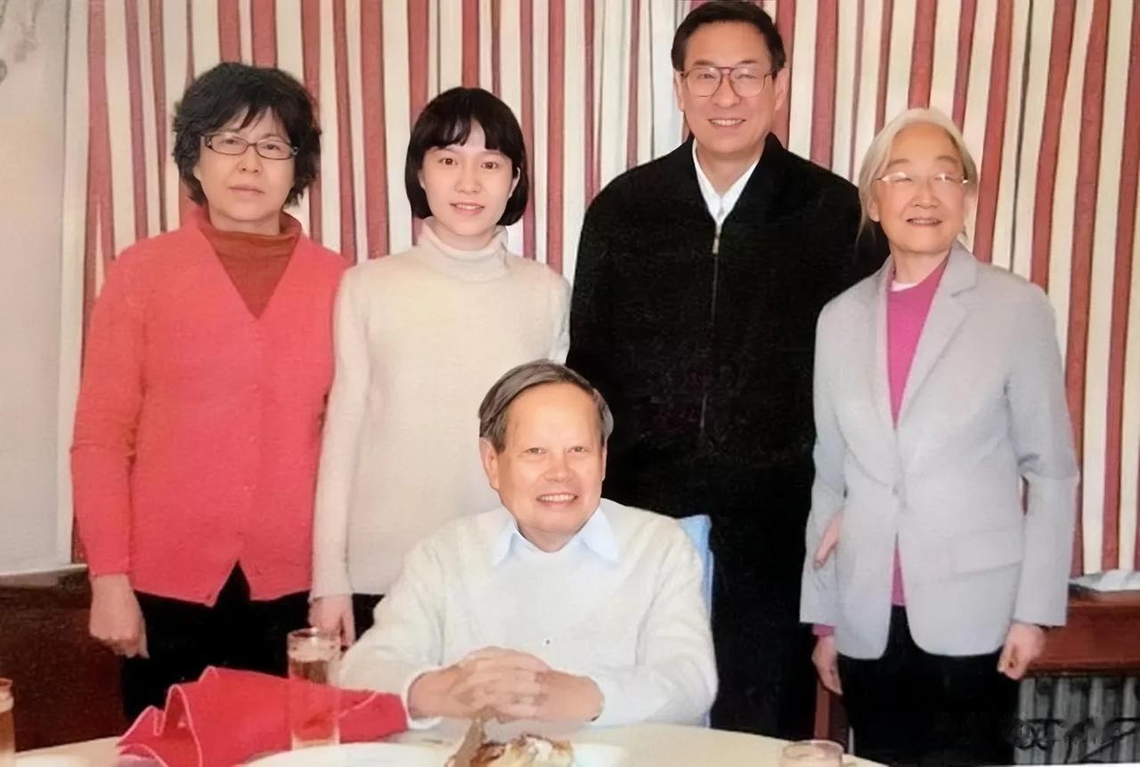 这一张照片是翁帆嫁给杨振宁不久，拍下的一张全家福，图片中，翁帆妈妈愁容满面，翁帆