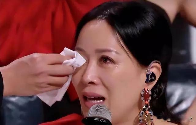 那英嘴损程度简直超乎想象。在《中国好声音》舞台上，她对选手评价毫不留情。有次一位