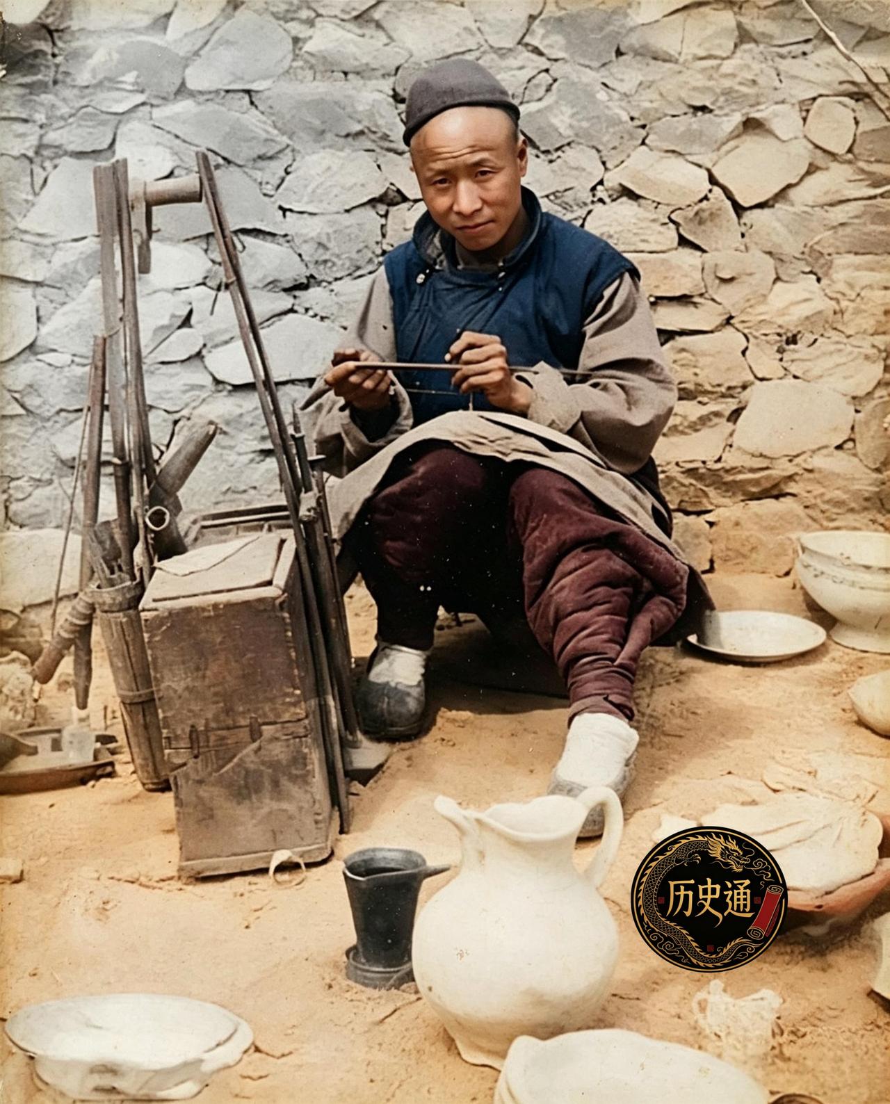 这是百年前老百姓最喜欢的手艺人之一。男子一身棉袄棉裤，面皮晒得黝黑，膝上摊开一件