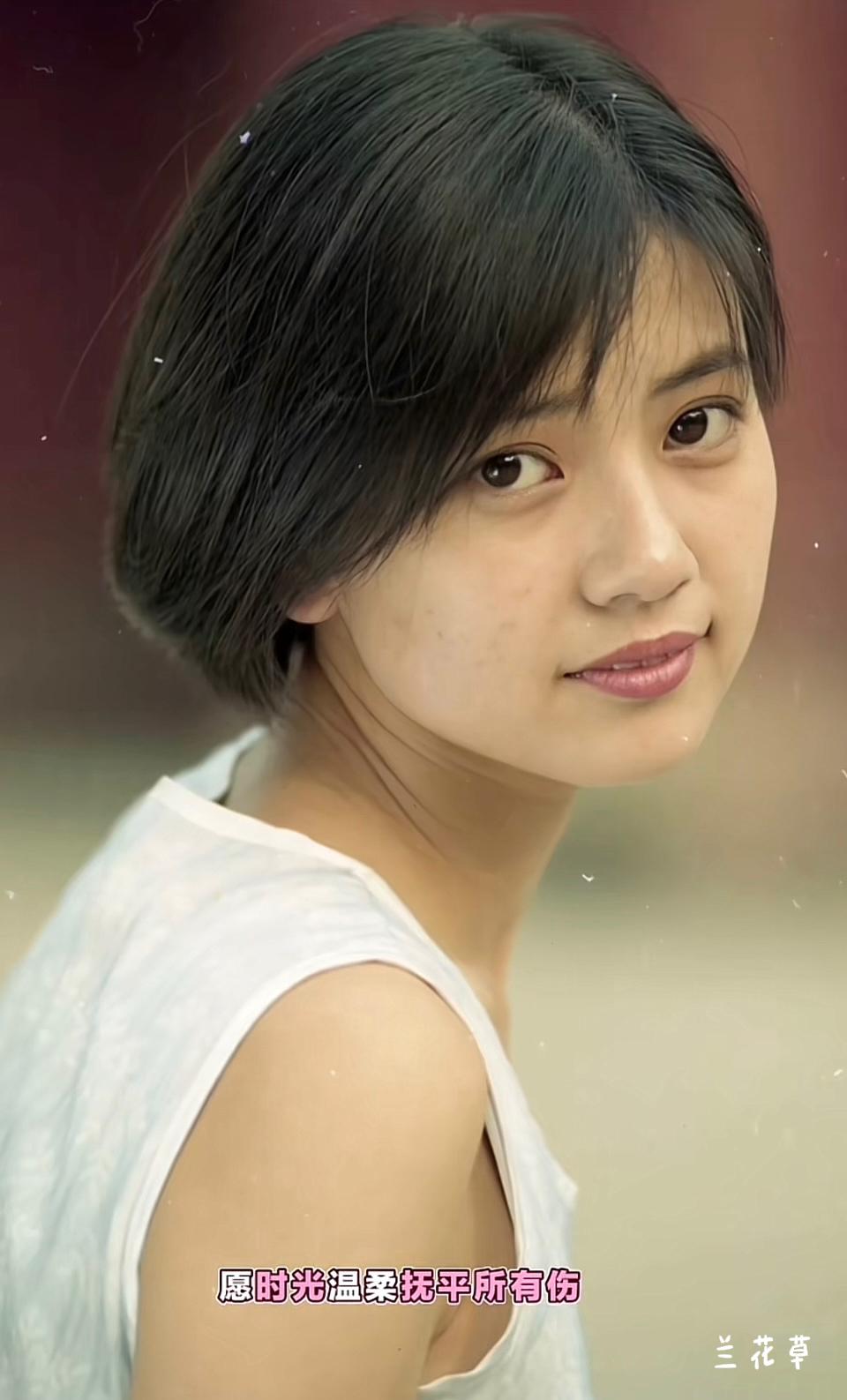 那个时候的高圆圆还有婴儿肥。犹如天使坠入人间，青春，好美！