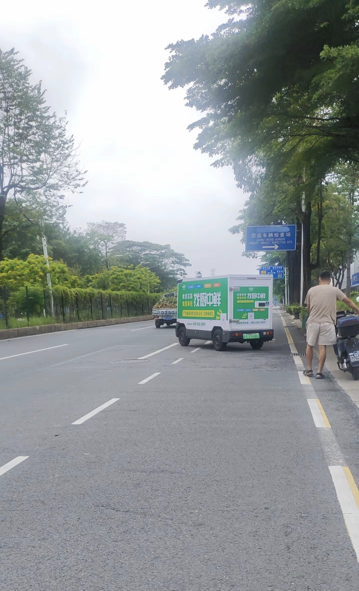 被超车时才看清，长沙街头这车没方向盘