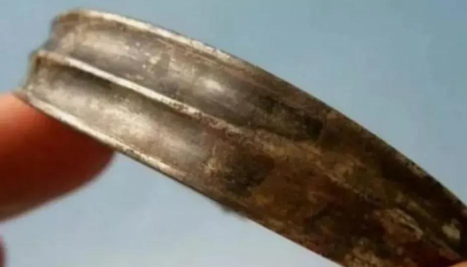 1300年前，唐朝一名贵妇将一个小纸条塞入银手镯的夹层中，这张纸条也被她带入了坟