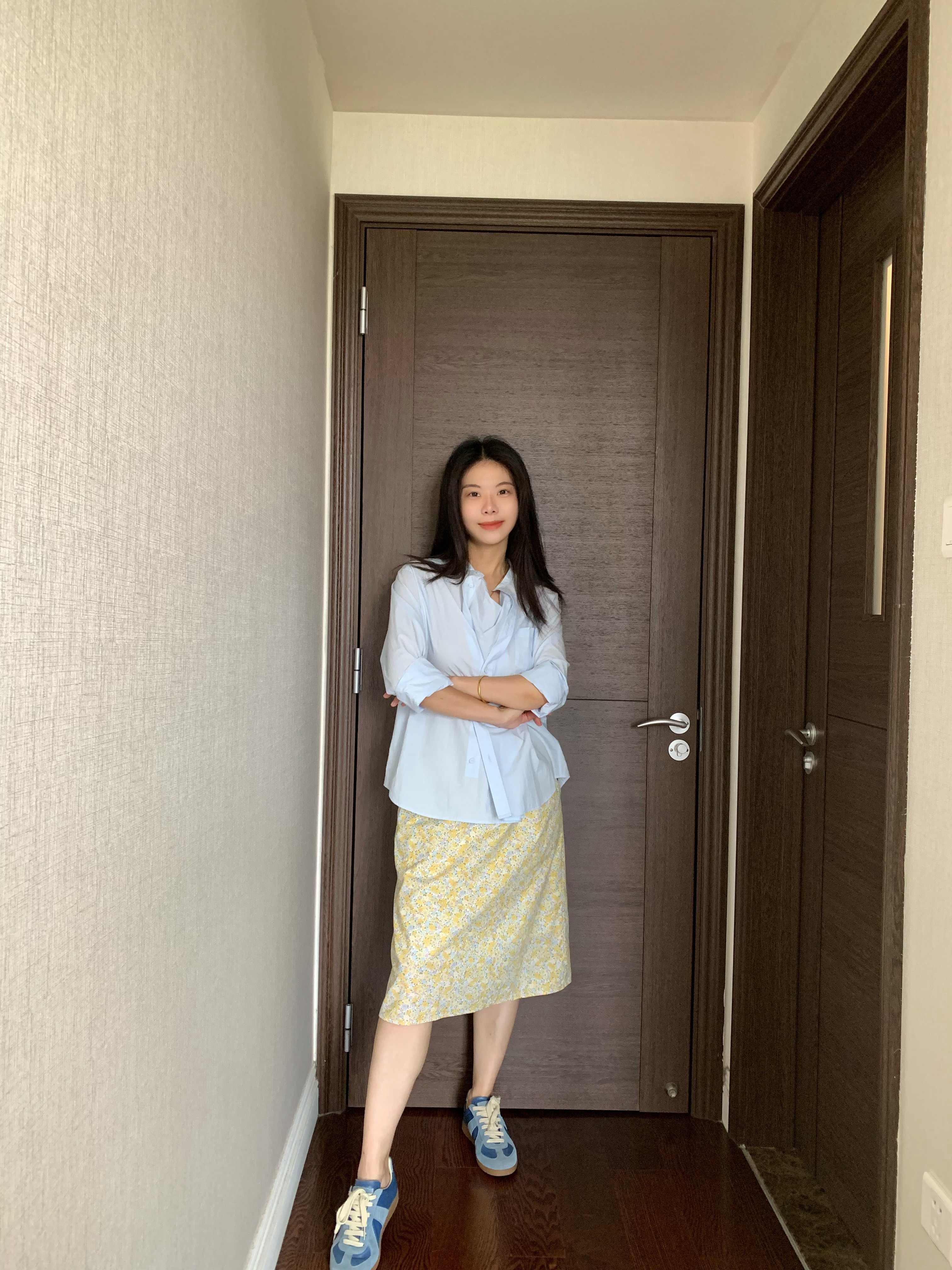 穿搭ootd小yao穿搭沉浸式入秋秋日氛围感｜蓝黄撞色，解锁不费力穿搭浅蓝衬衫+