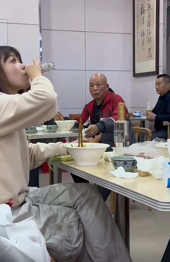 大爷：我在她跟前就像个新兵蛋子