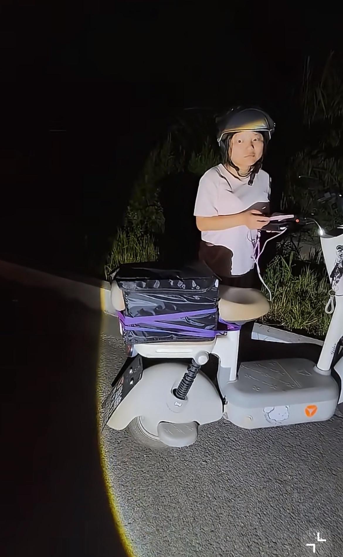 湖北黄石一骑摩托车的小伙半夜在乡道上偶遇一19岁女孩在送外卖，两人发生了一场无