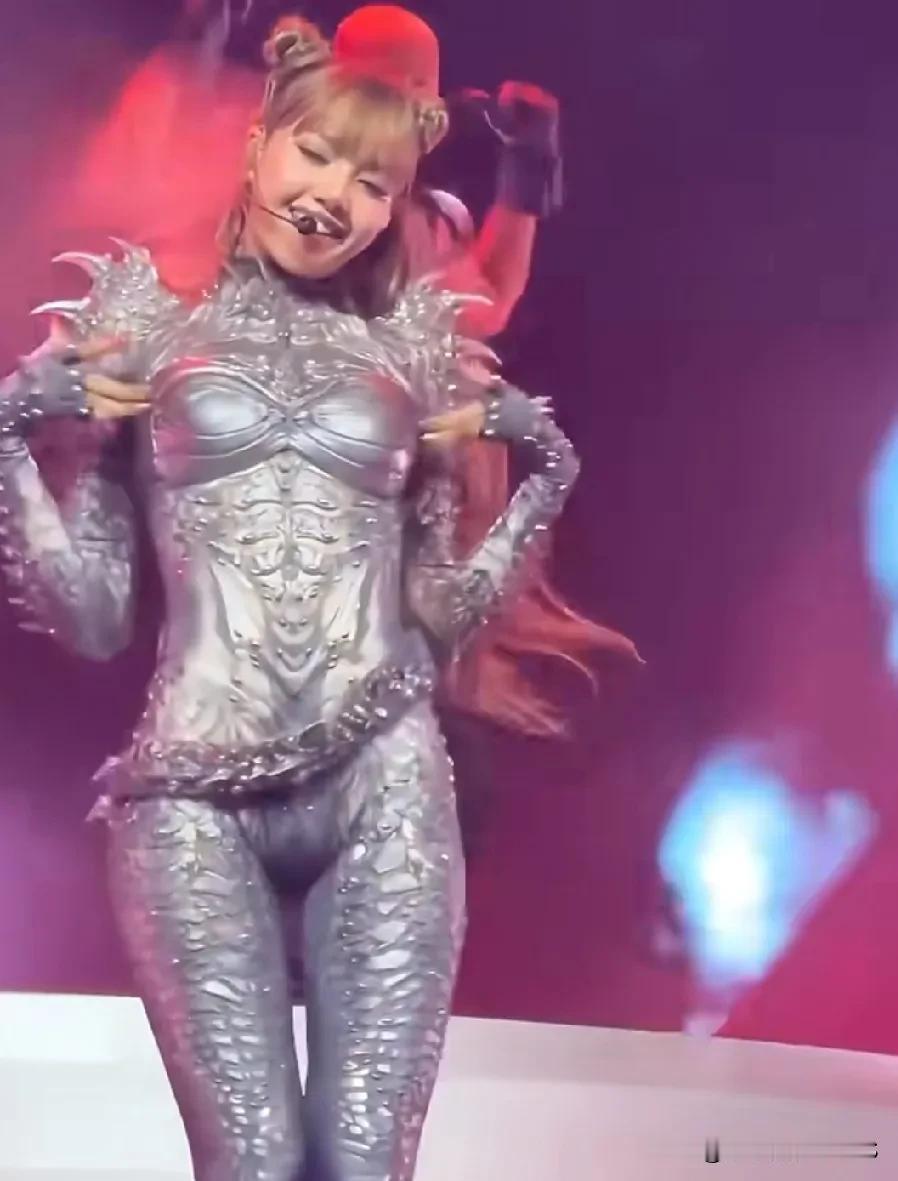 Lisa这身蜥蜴装也太绝了！紧身亮片超吸睛，slay全场超拉风，泰式辣妹风直接拉