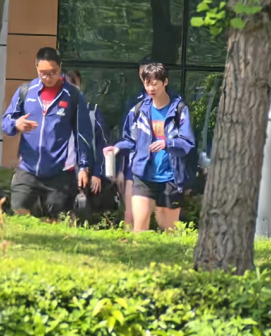 王曼昱的新体能教练是真爱说啊！这几天看到网友拍摄的成都封训基地画面，可乐死我