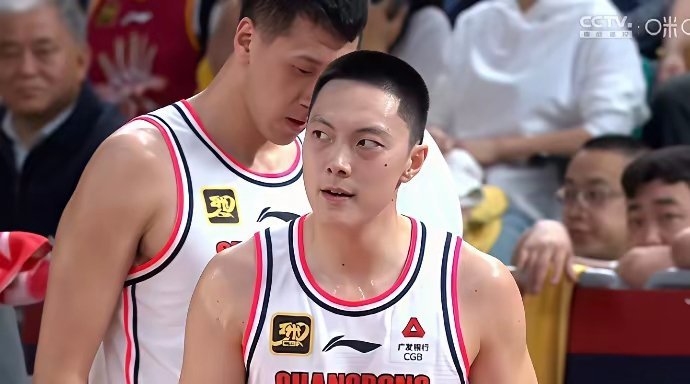 哈哈，看到胡明轩紧贴韩国控球后卫，杜锋连忙夸一句防守强度上来了，结果胡明轩被人家