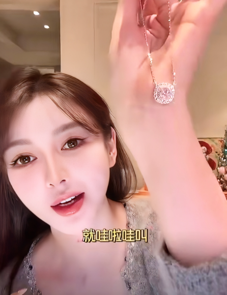 黄晓明也是沉得住气。叶珂直播都说自己是单亲妈妈了。还一副很缺钱的样子。这不就